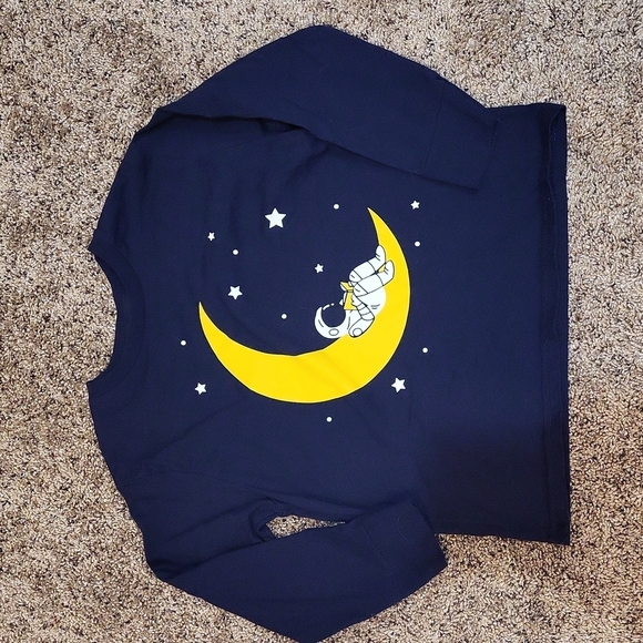 Long sleeve graphic kids tee Astronaut reading on the moon Size 5  EUC - Picture 1 of 2